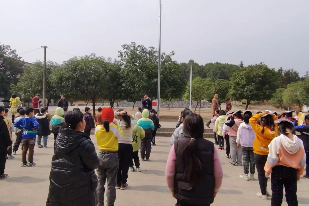 川巖學(xué)校舉行“安全伴我在校園，我把安全帶回家”消防應(yīng)急疏散演練活動