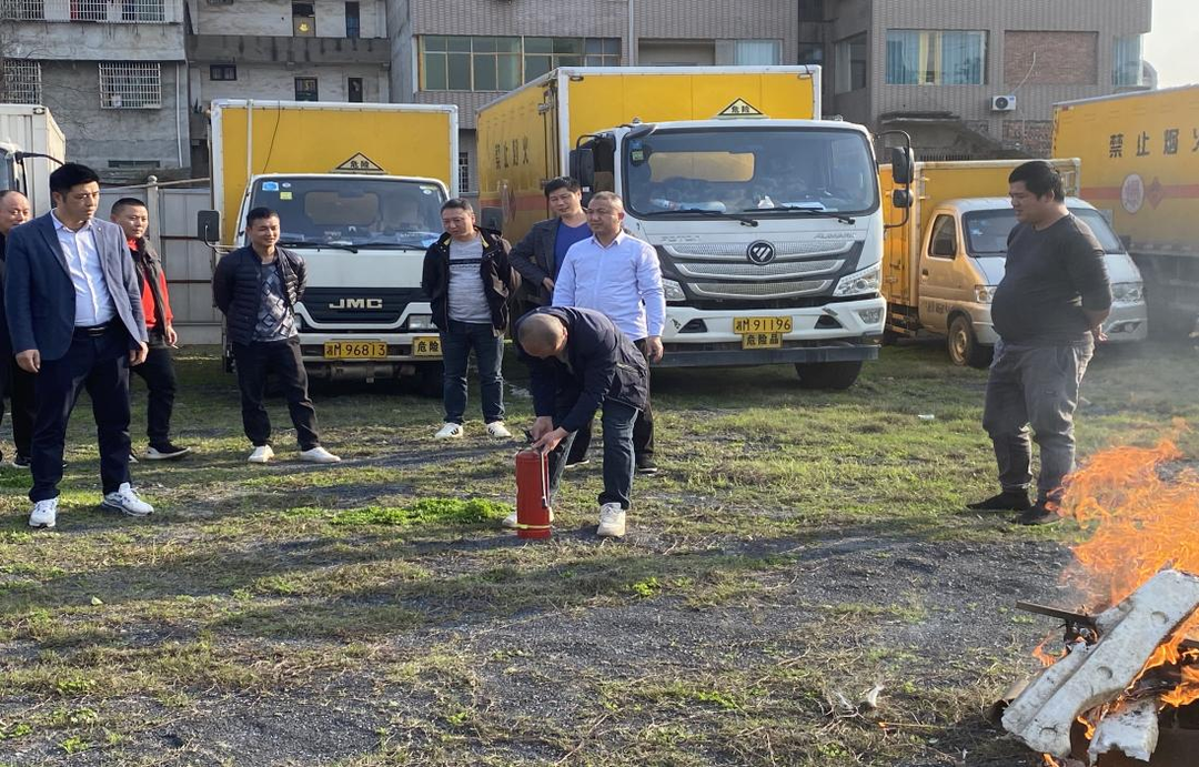 東安縣道路運(yùn)輸服務(wù)中心為道路運(yùn)輸從業(yè)人員開展安全教育培訓(xùn)