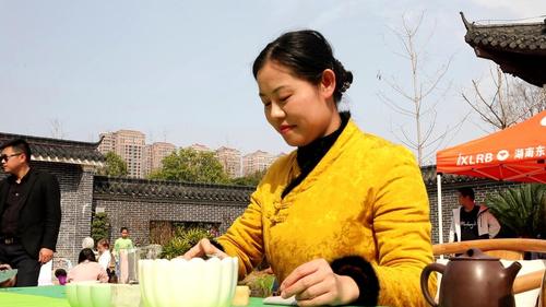 東安星龍村鎮銀行舉行慶“三八婦女節”茶花音樂會