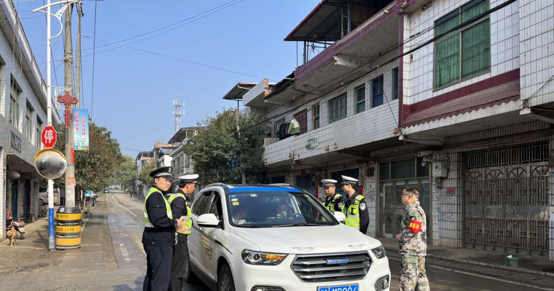 水嶺鄉聯合白牙市鎮交警中隊開展道路交通安全整治行動