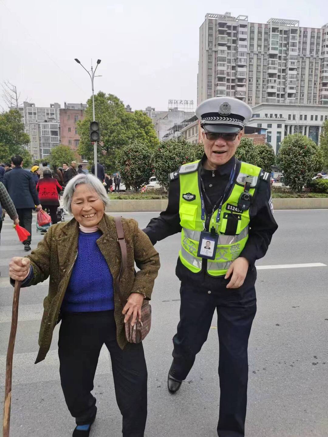 “春社”时节交通忙 东安交警站好安全岗