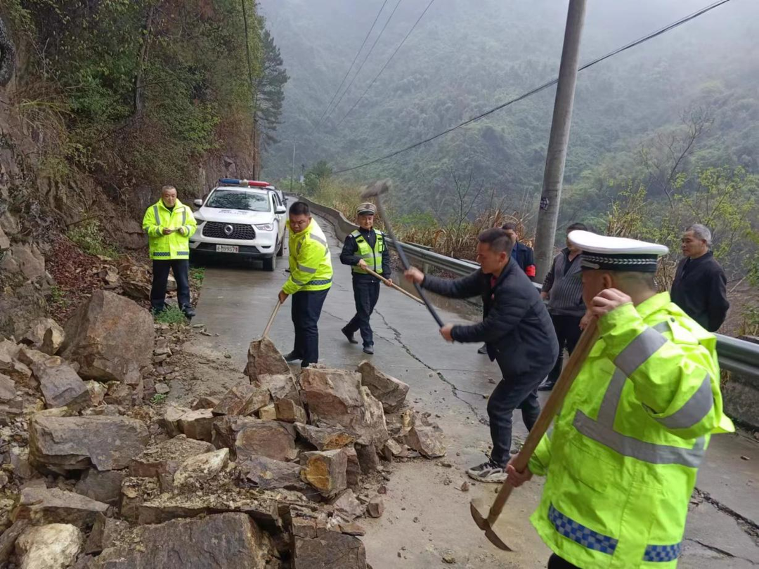鹿馬橋鎮(zhèn)：巡查及時(shí)消隱患，道路安全又暢通