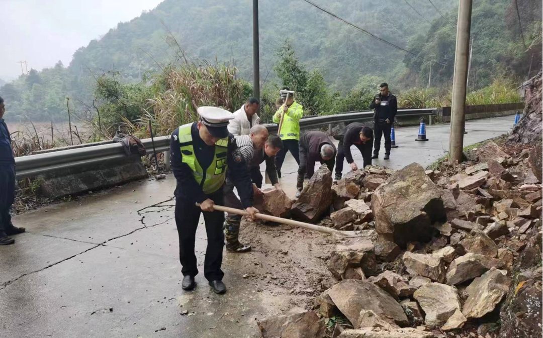 东安：暴雨来袭山体塌，警民联手保畅通