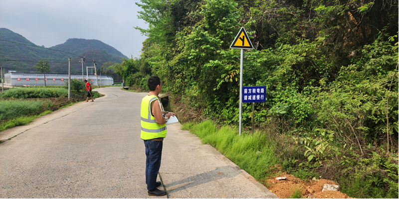 新圩江鎮(zhèn)開展農(nóng)村公路標(biāo)志標(biāo)牌及隱患排查