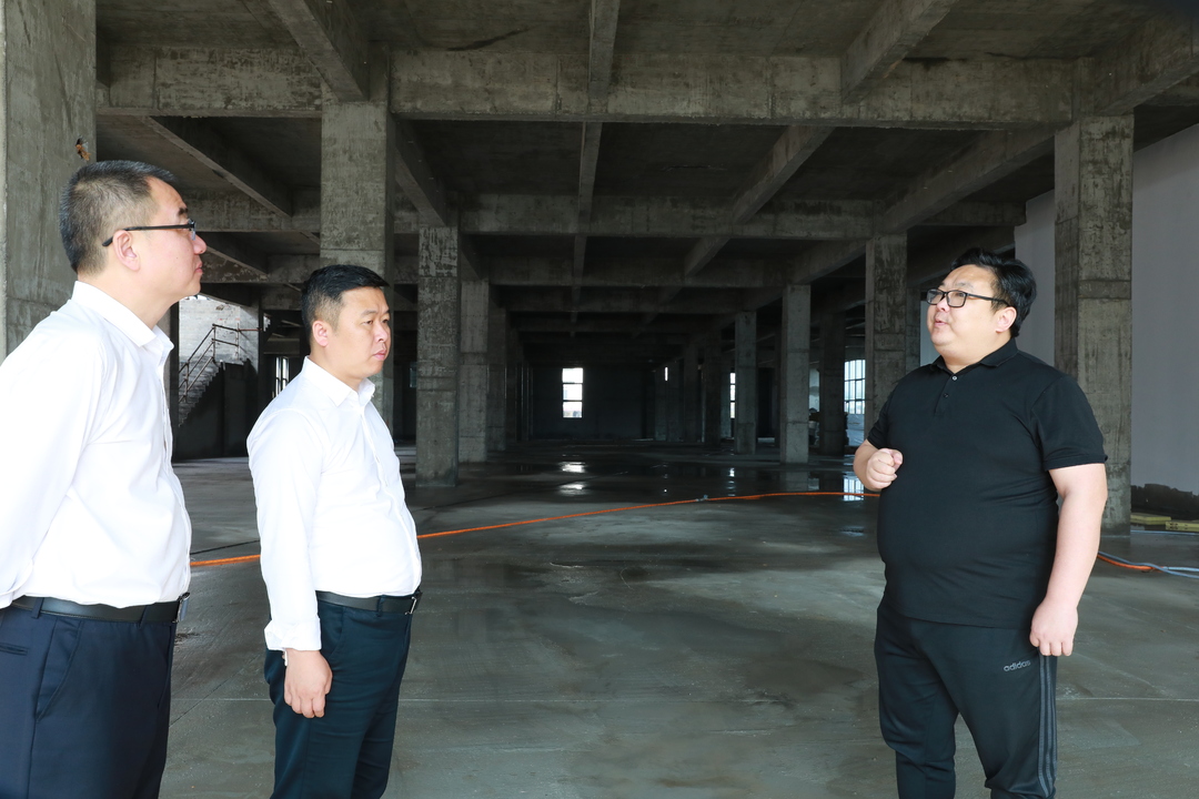 成宇调研工业园区生活配套和休闲设施建设