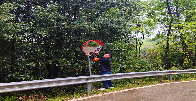 橫塘鎮：修復道路反光鏡 群眾出行更安全