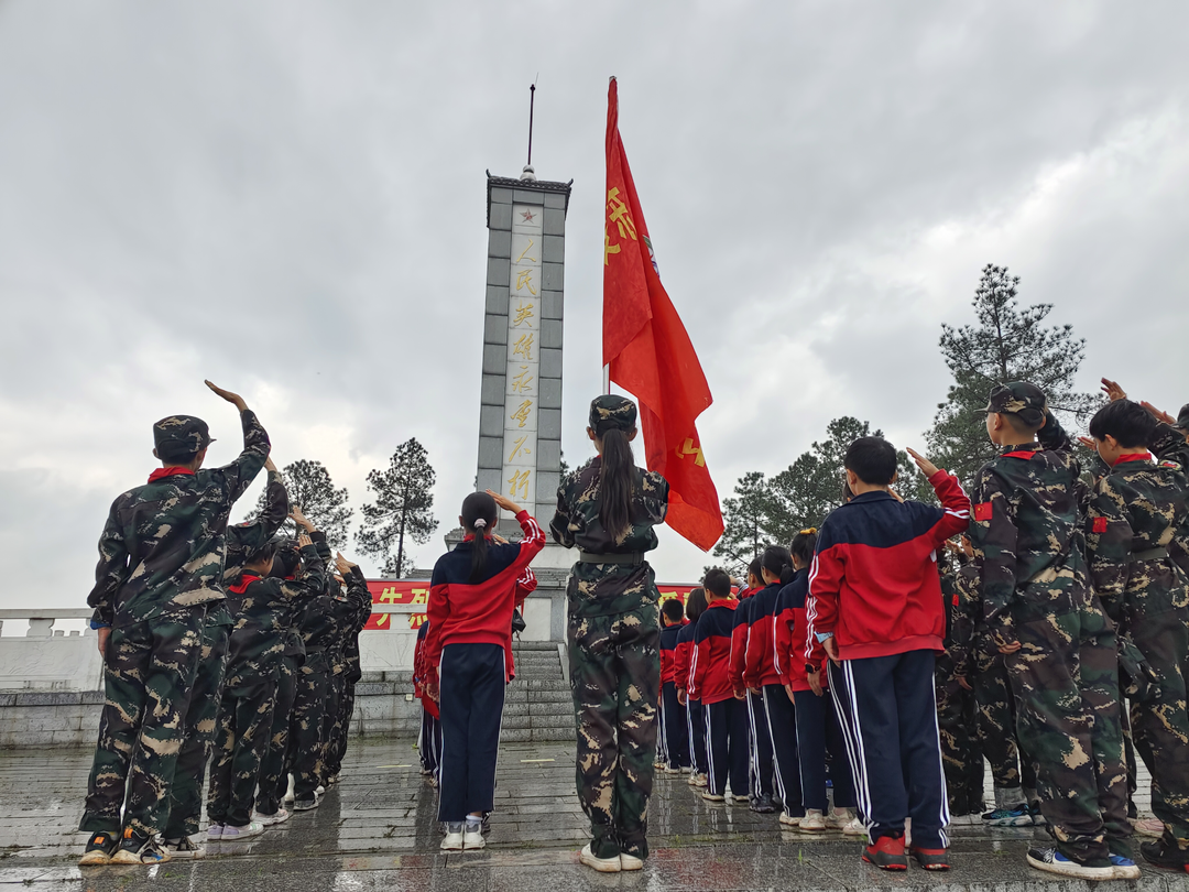 東安三小組織學(xué)生前往金雞嶺烈士紀(jì)念碑開展清明節(jié)祭英烈活動(dòng)