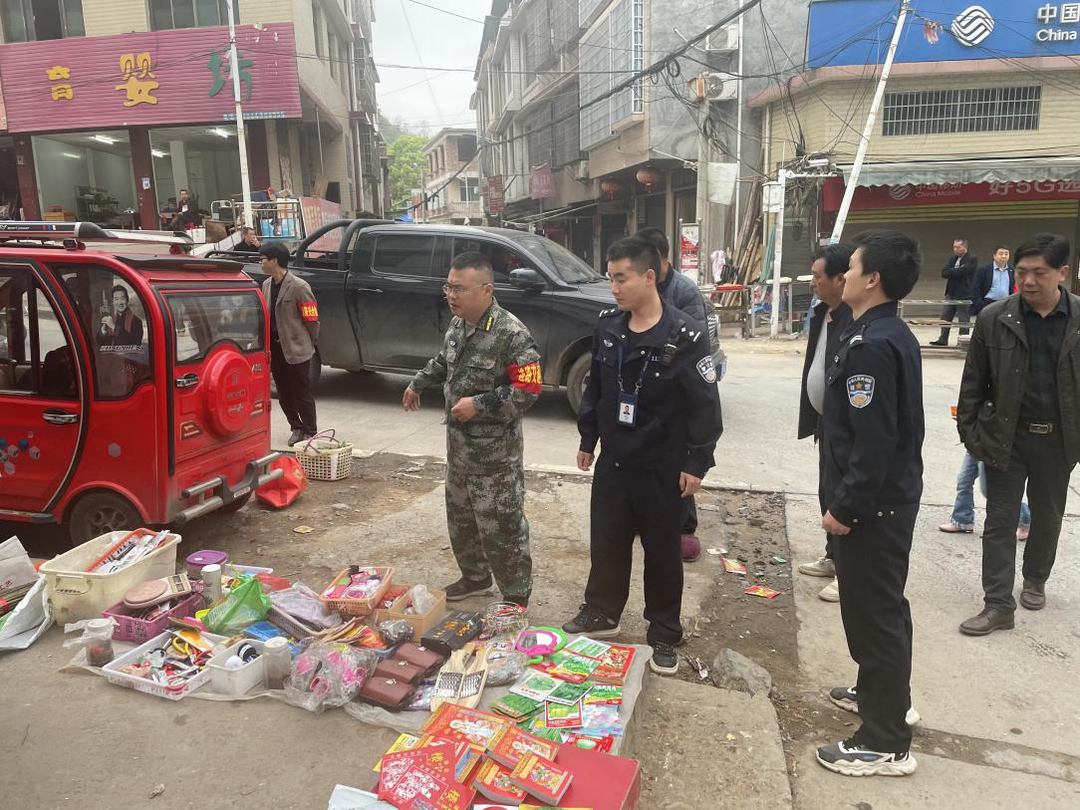 新圩江鎮(zhèn)：常態(tài)化整治“馬路市場”，消除道路交通安全隱患