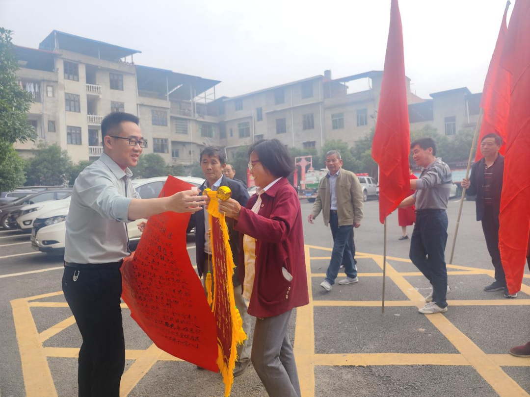 花橋鎮(zhèn)：敲鑼打鼓送錦旗 感謝政府辦實事