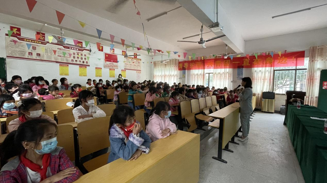 新圩江镇：青春护蕾 为爱护航