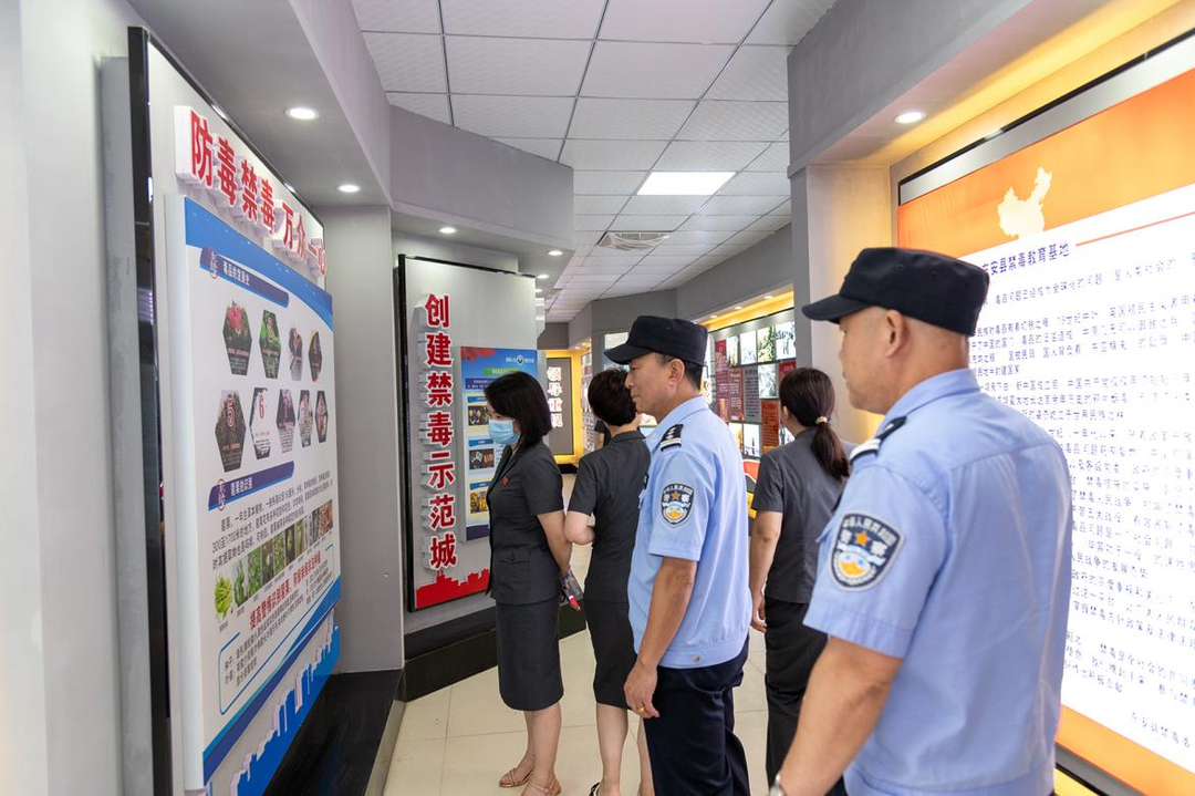东安法院组织干警参观禁毒教育基地