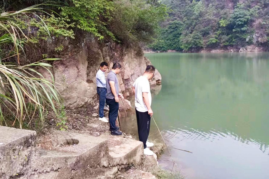 鹿马桥镇巡河防溺水两不误