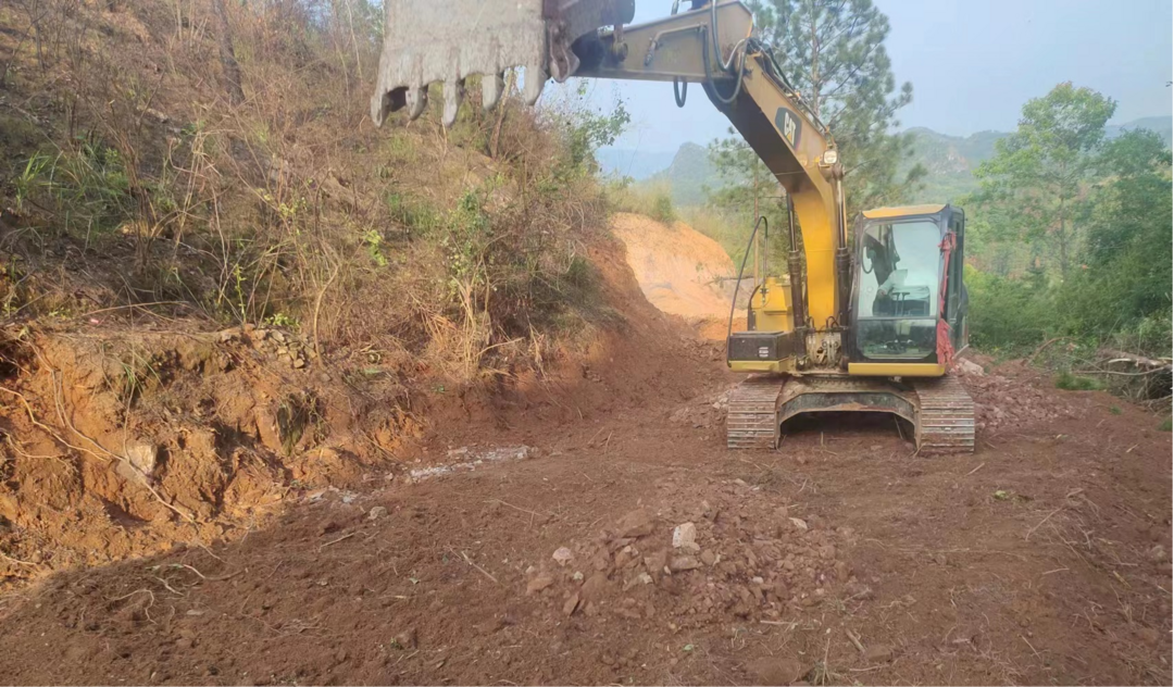 新圩江镇﹕开建森林防火基础设施，织牢森林防灭火安全网