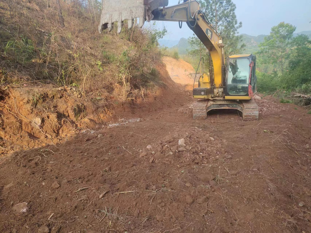 新圩江镇﹕开建森林防火基础设施，织牢森林防灭火安全网