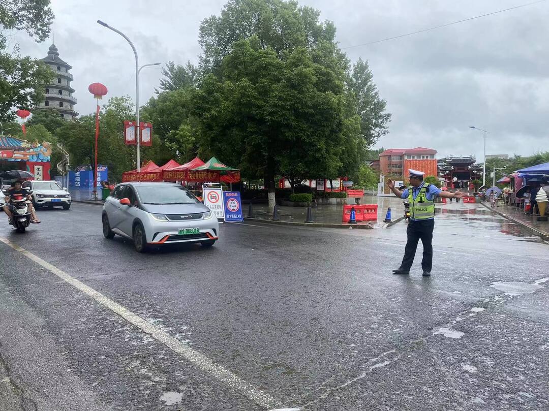 东安交警雨中执勤 护航百舸争流