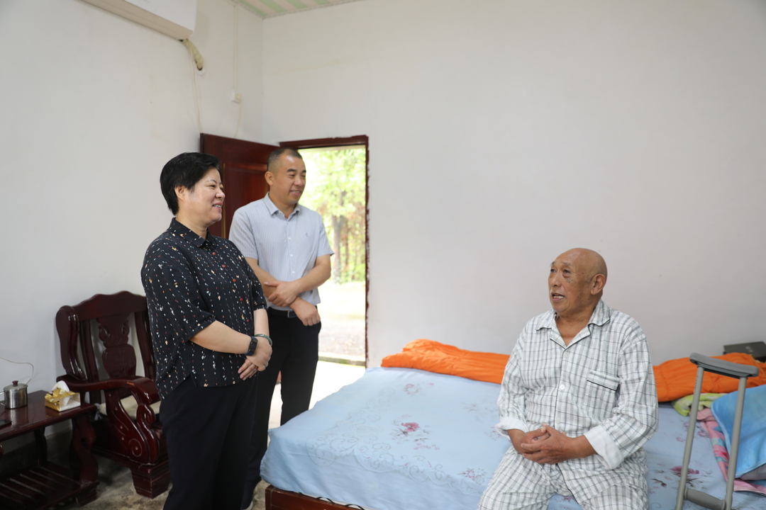 张波开展“七一”走访慰问活动