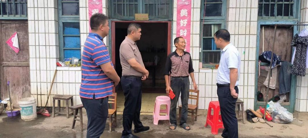 周文到南桥镇走访慰问困难党员