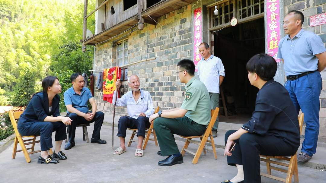 田軍走訪慰問困難老黨員