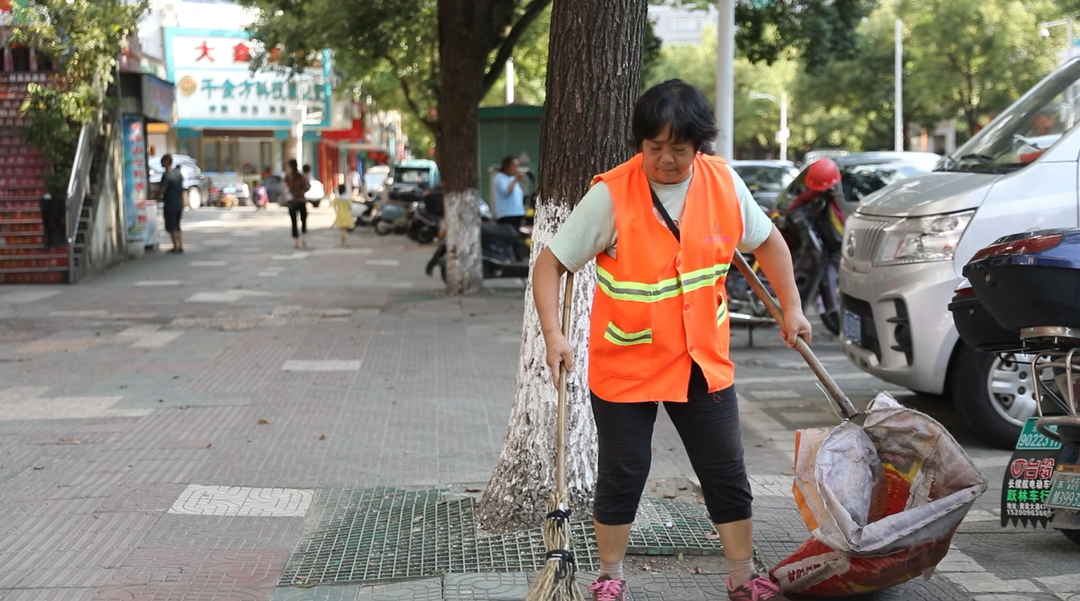 高温下的坚守：环卫工人用汗水擦亮城市