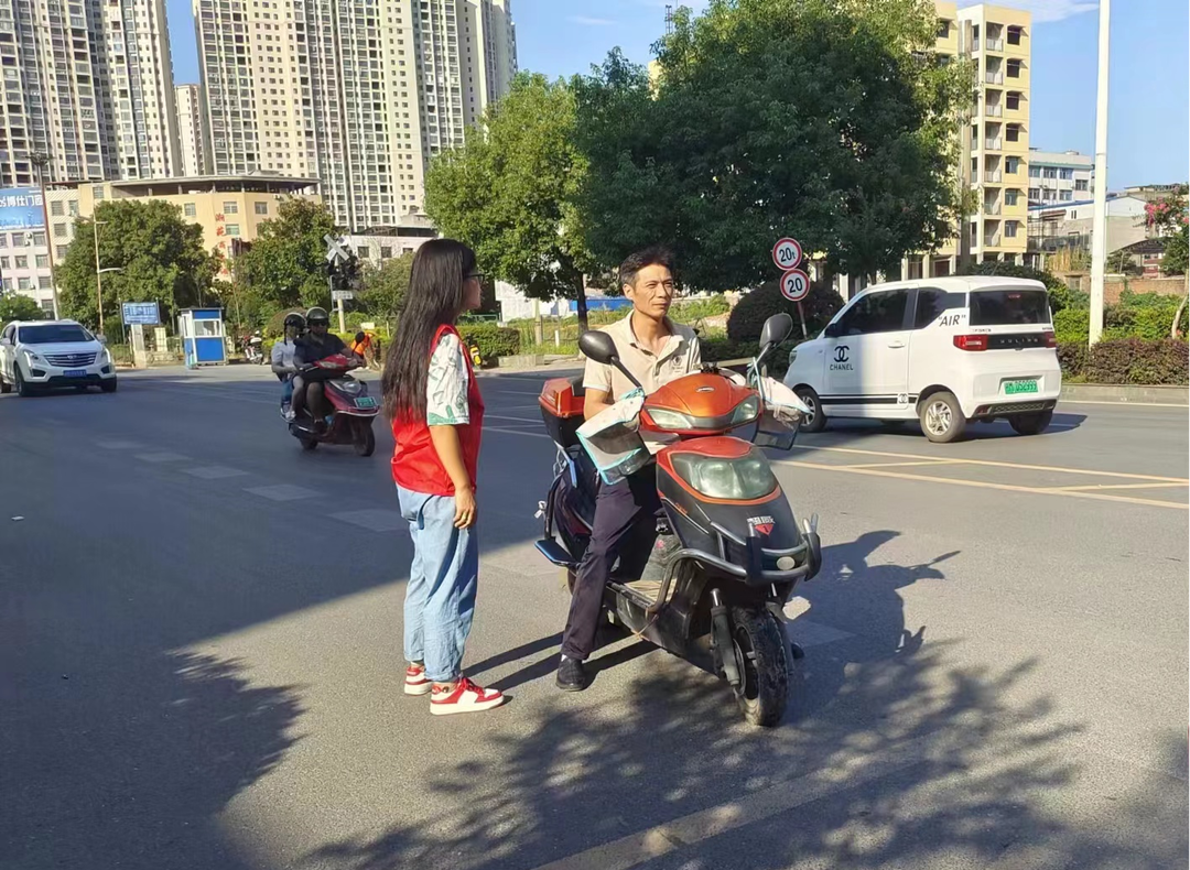 白牙市镇：文明劝导戴头盔 高温酷暑护平安