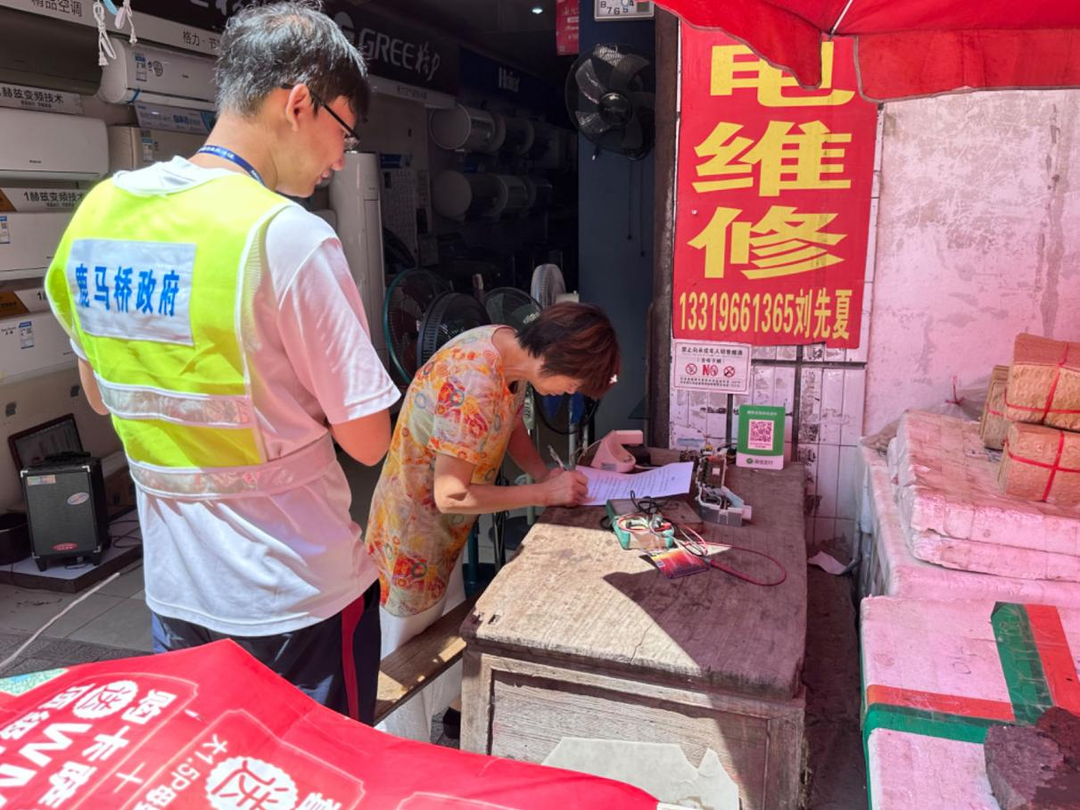 鹿马桥镇开展交通安全进沿街商铺宣传活动
