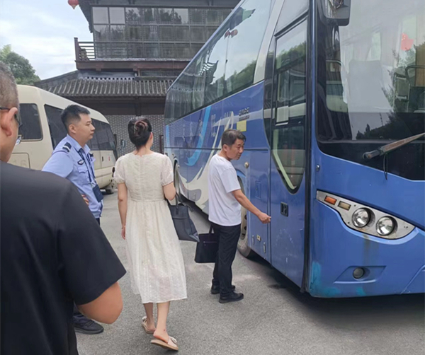 東安縣道安辦到舜皇山景區(qū)開(kāi)展道路交通安全大檢查