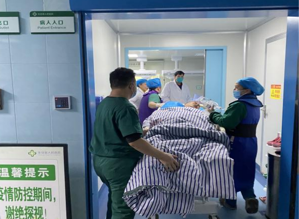 錦旗背后的故事︱用“速度”踐行救死扶傷的醫者誓言