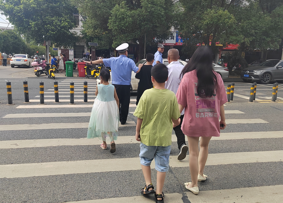 东安交警：全面抓好开学季交通安保工作