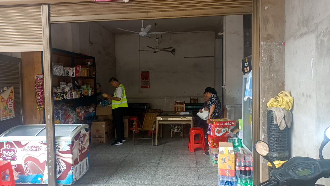新圩江镇开展食品安全检查
