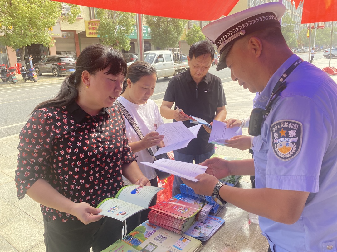 东安交警开展交通安全宣传进社区活动