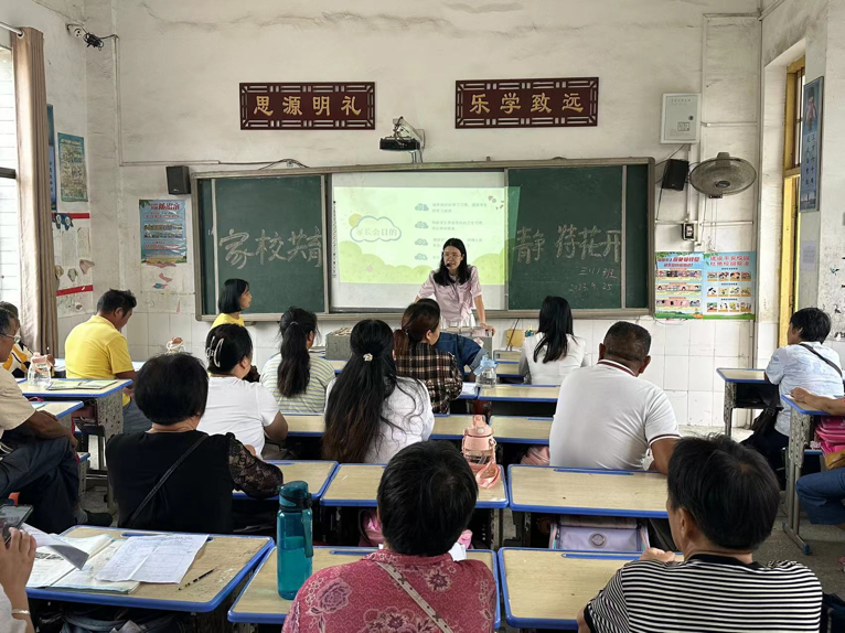 石期市中心小学召开防溺水、防性侵安全专题家长会