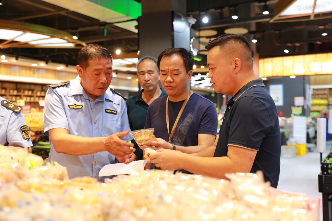 东安：早提醒严监督 风清气正过“双节”