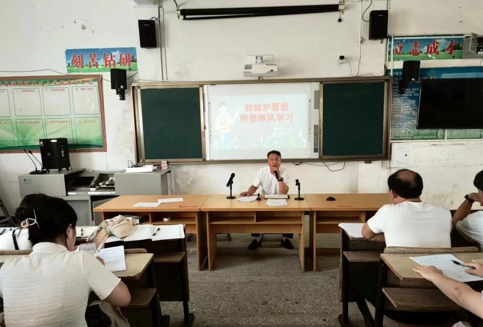 端桥铺中心小学：利剑斩荆棘 全心护花朵