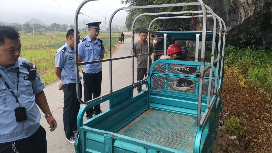 新圩江鎮開展三輪車違法載人專項整治