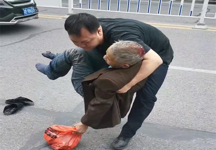 东安：老人摔倒受伤，交警路过及时救助