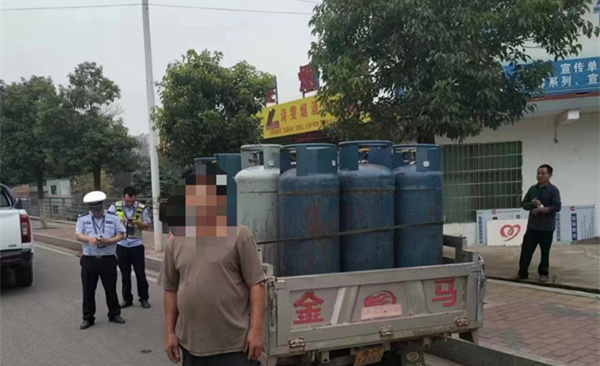 三轮车非法运输液化气，东安交警依法严查