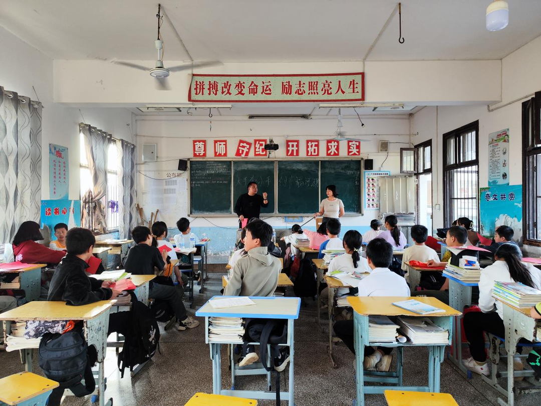 新圩江鎮開展河長制工作進學校宣傳