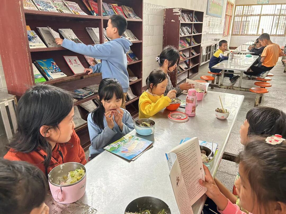 花橋?qū)W校：圖書角進食堂 書香融進飯菜香