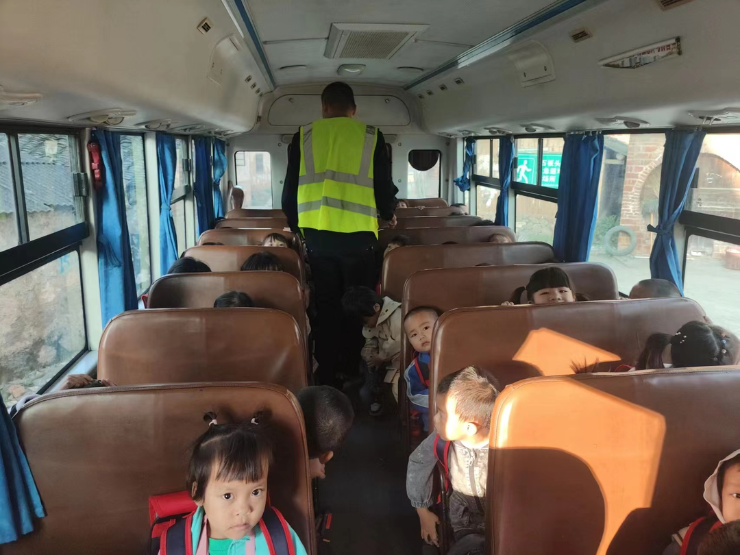 新圩江鎮開展校車安全突擊檢查