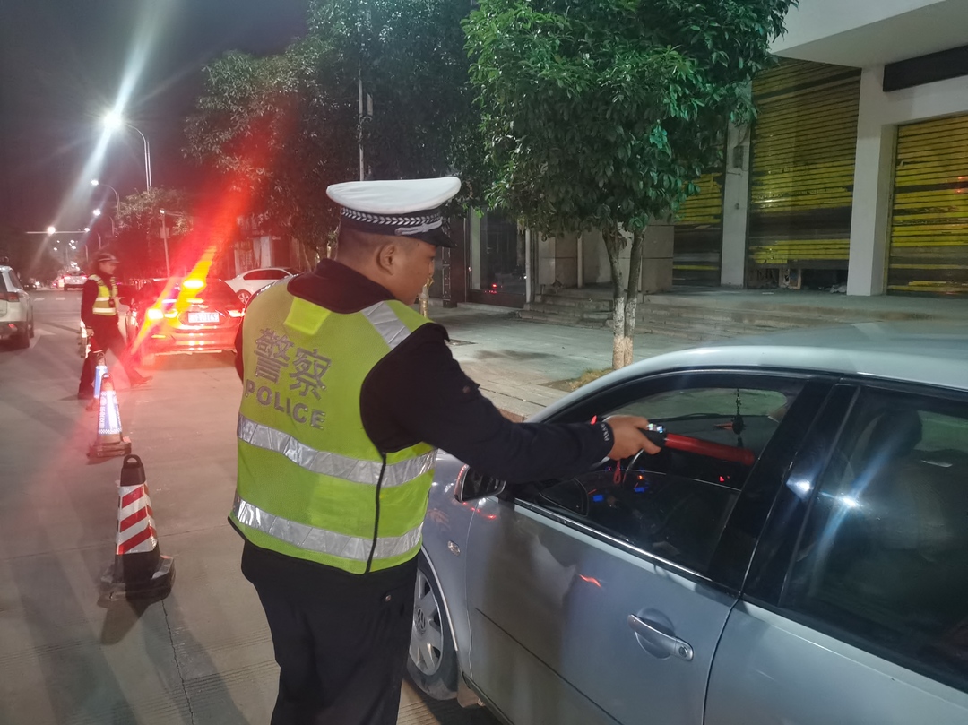 东安交警持续推进道路交通事故预防“冬季攻势”行动