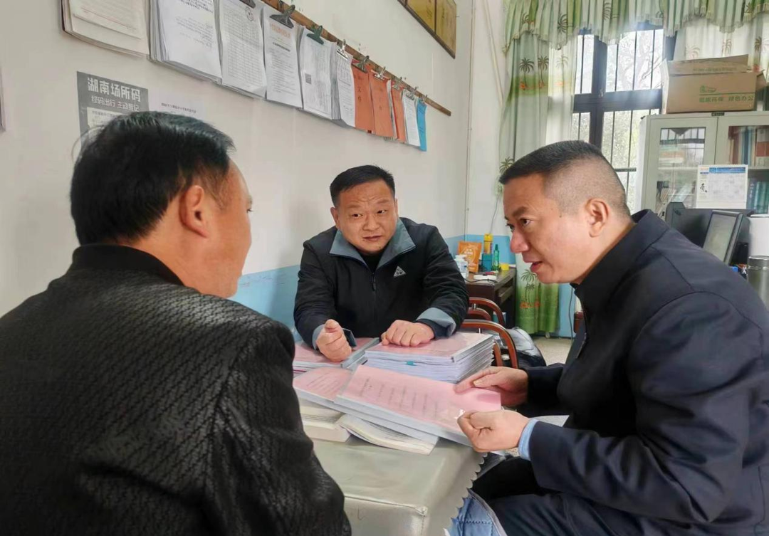 秦波到新圩江鎮調研指導“利劍護蕾”工作