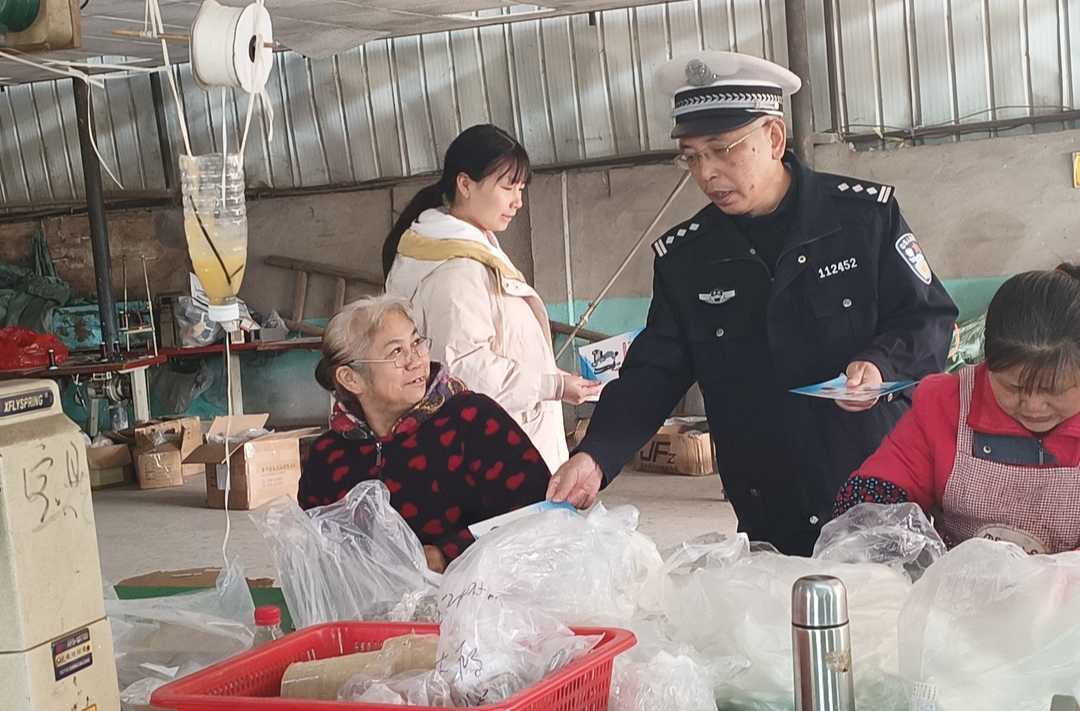 东安交警进乡镇企业宣讲交通安全