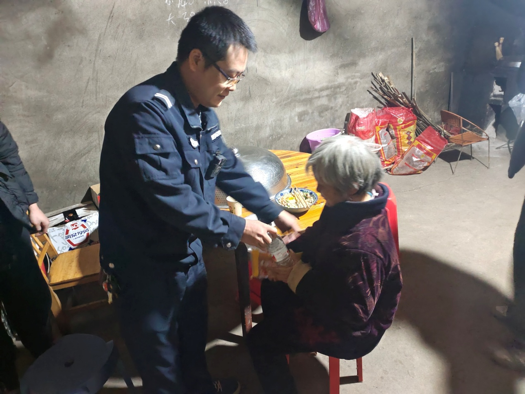 八旬老人深夜迷路，暖心民警跨省護送回家