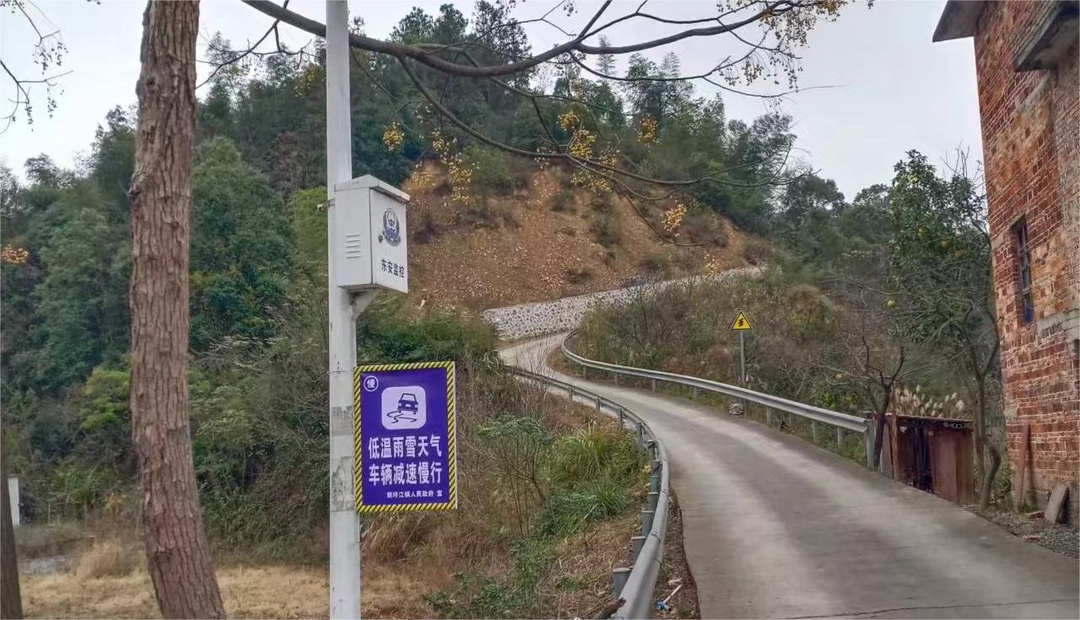 新圩江镇开展冬季道路安全宣传进乡村工作