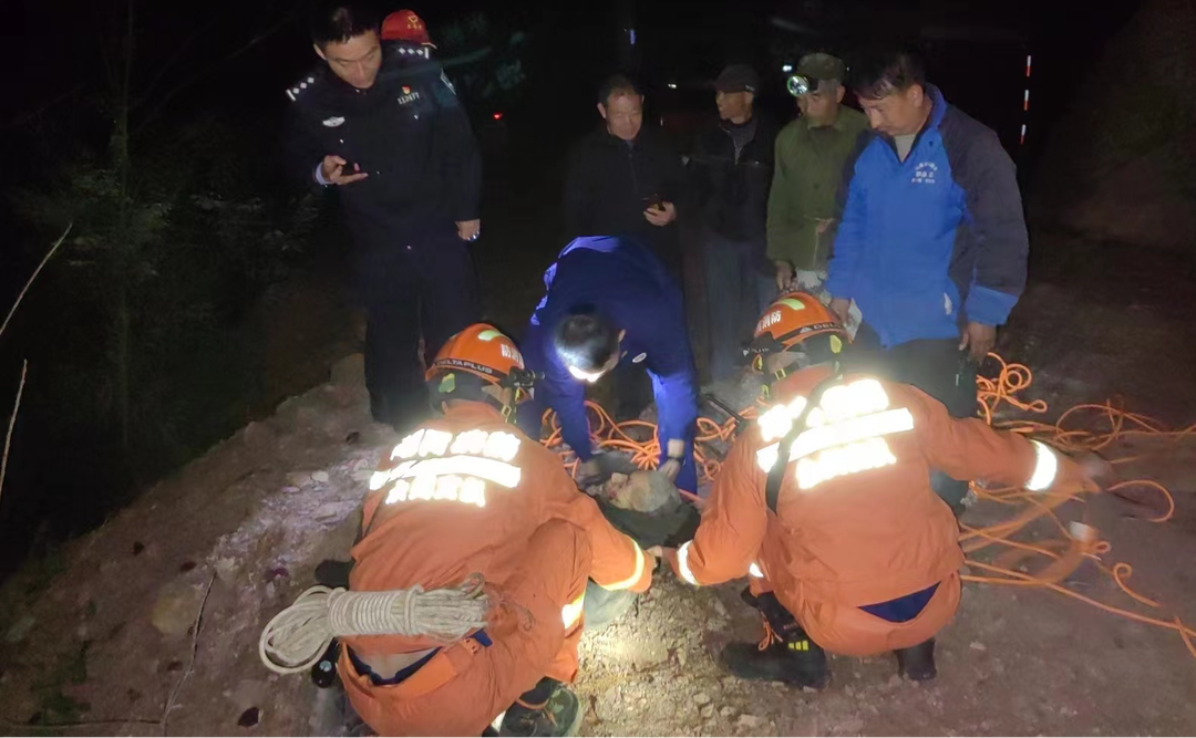 东安：古稀老人不慎坠崖 多部门合力成功救援