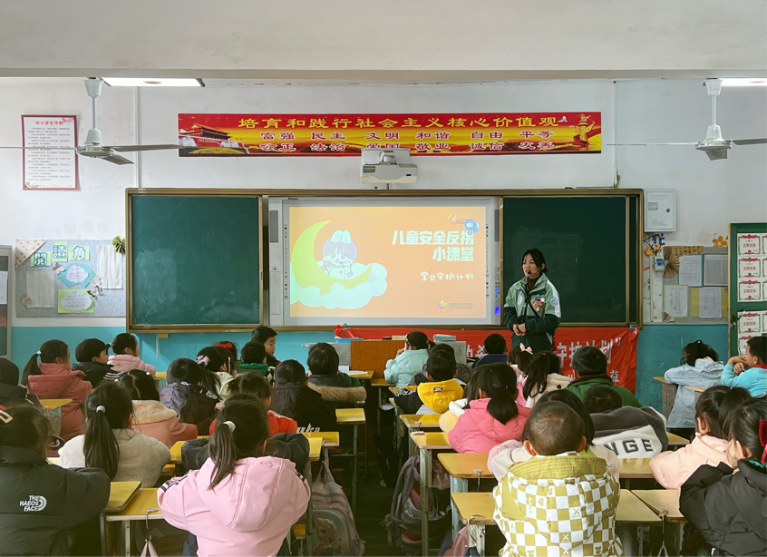 东安县一小实验学校开展“防拐骗公益课堂”安全教育演习活动