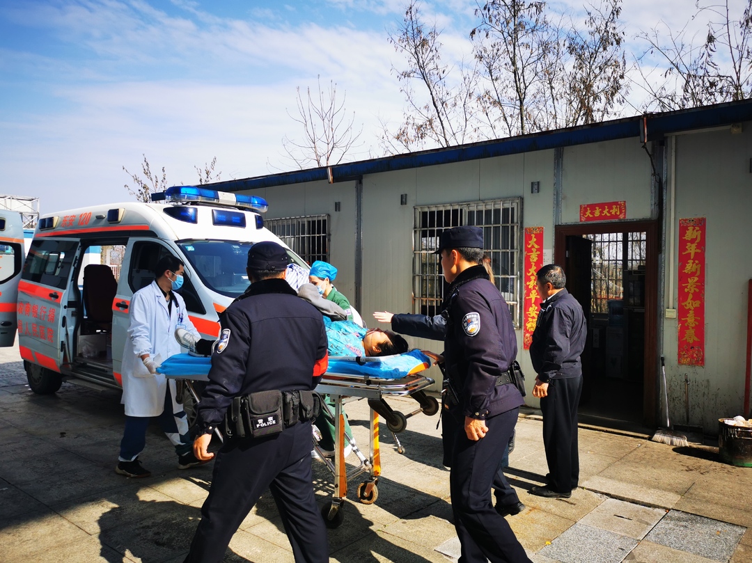 东安铁警及时救助突发疾病旅客