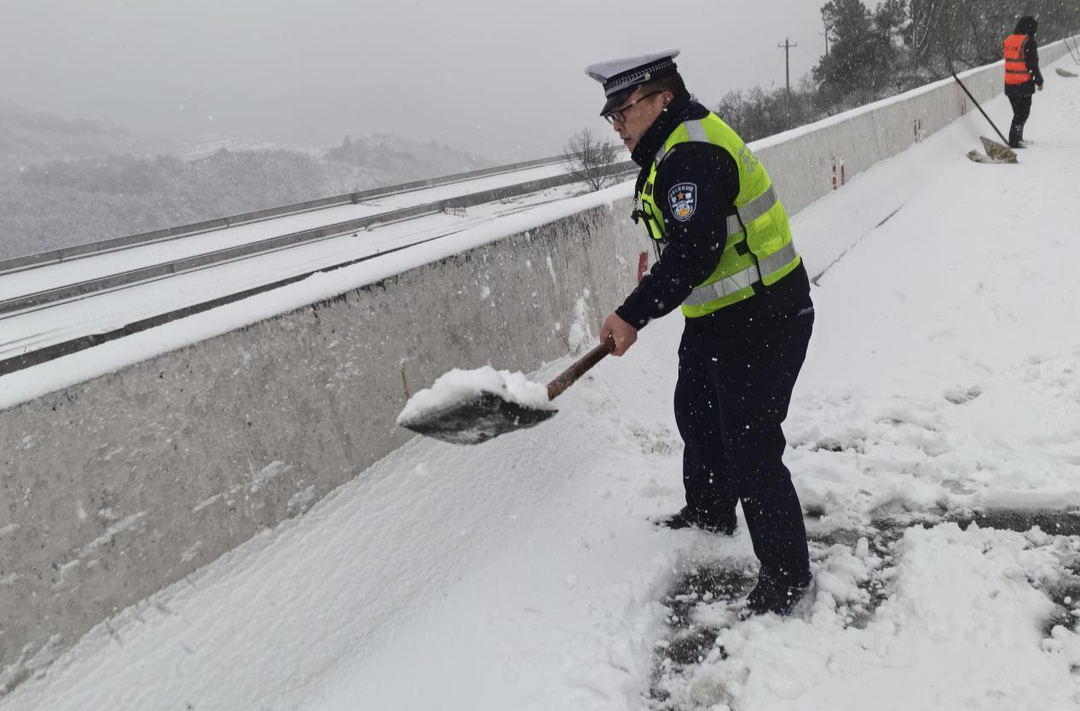 永州东安：以“雪”为令 汇聚最美“警”色