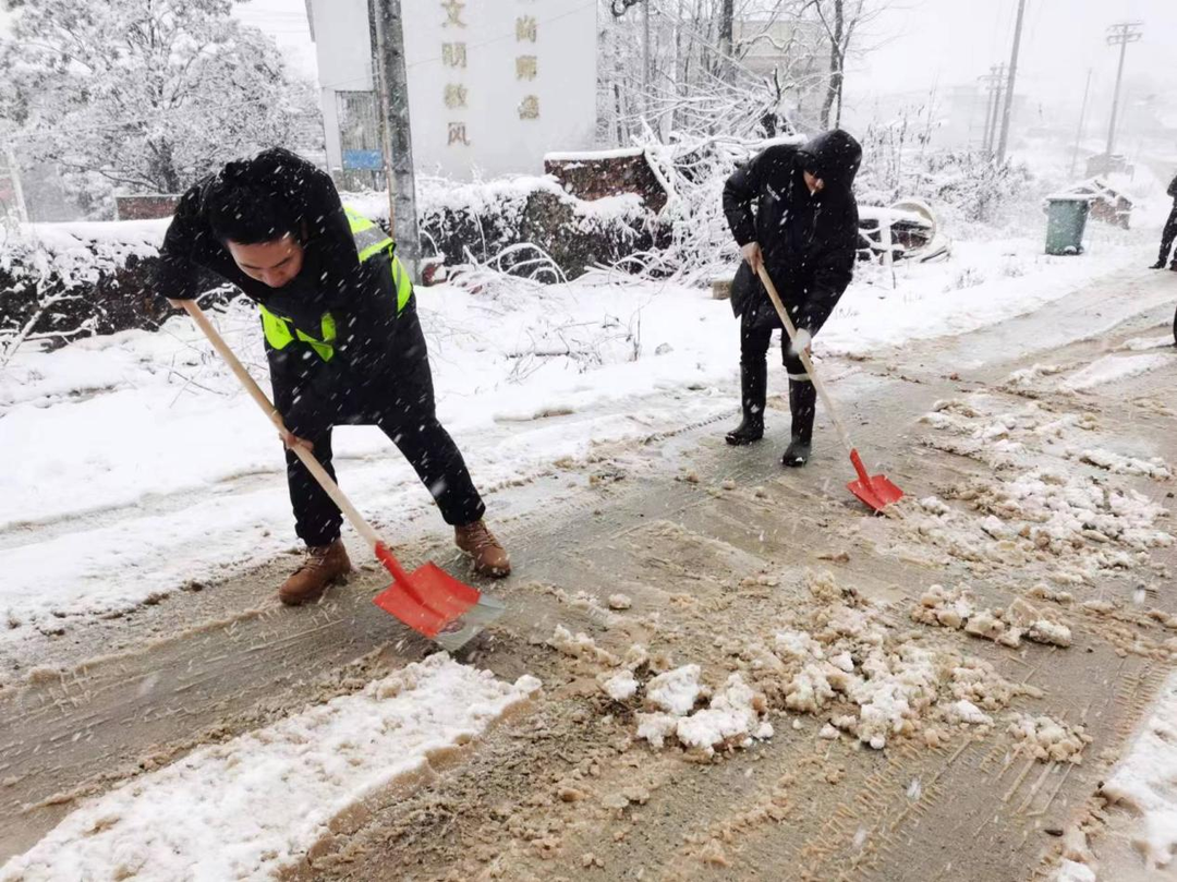 大盛镇：大雪来袭 志愿者迎寒而上