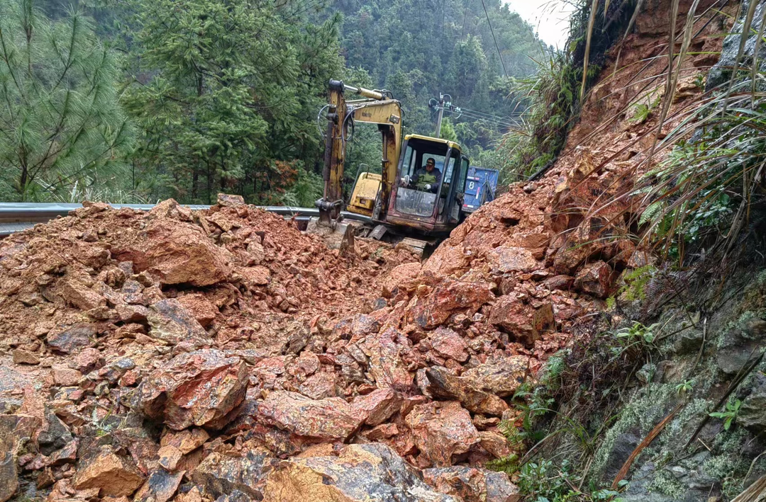 新圩江镇：清理路障保畅通